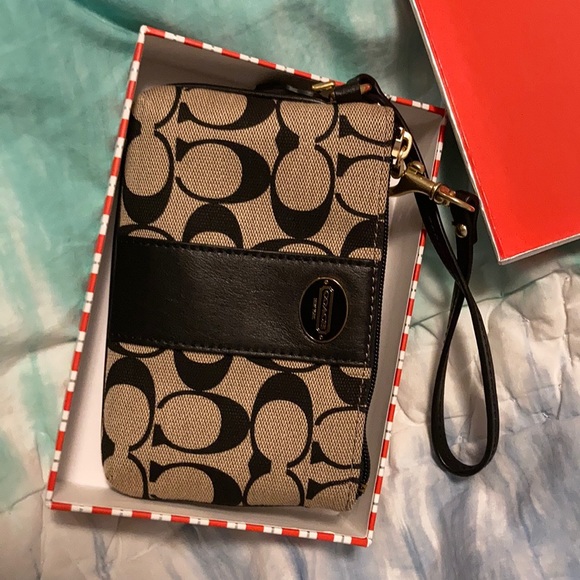 COACH signature print small wristlet. New in box! - Picture 3 of 6